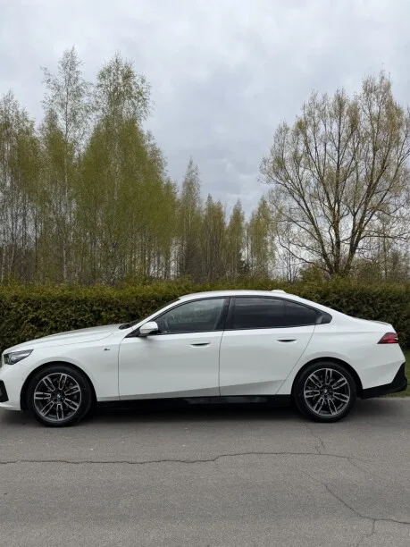 BMW 5 Series 2024 — миниатюра 2