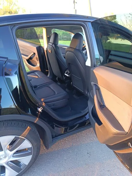 Tesla Model Y 2023 — миниатюра 3