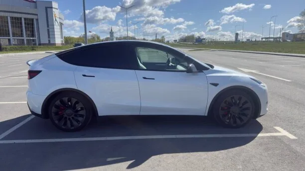 Tesla Model Y 2022 — миниатюра 4