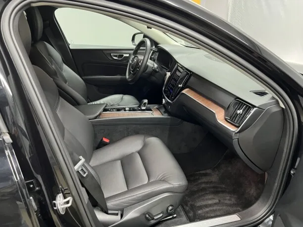 Volvo V60 Cross Country 2022 — миниатюра 3