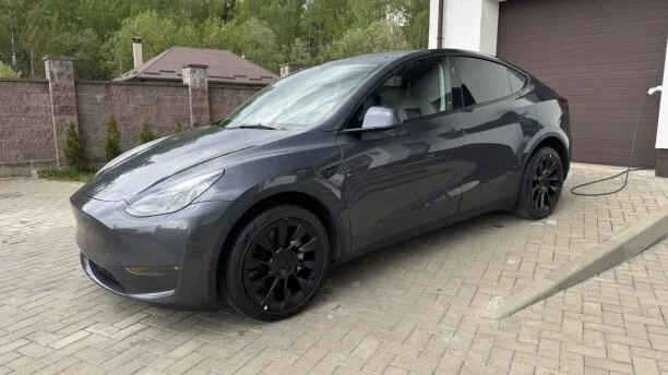 Tesla Model Y 2023 — миниатюра 4