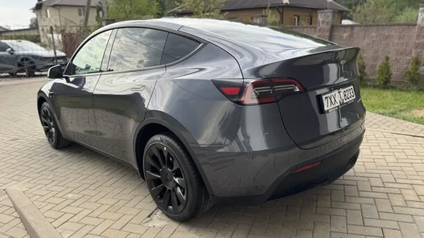 Tesla Model Y 2023 — миниатюра 5