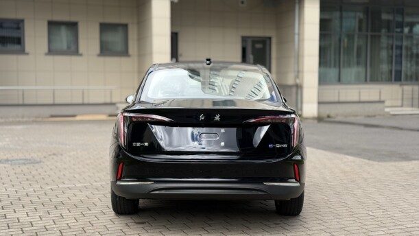 Hongqi E-QM5 2025 — 2