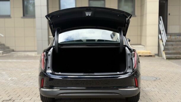Hongqi E-QM5 2025 — 3