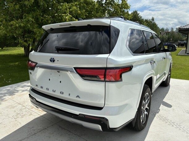 Toyota Sequoia 2024 — 2