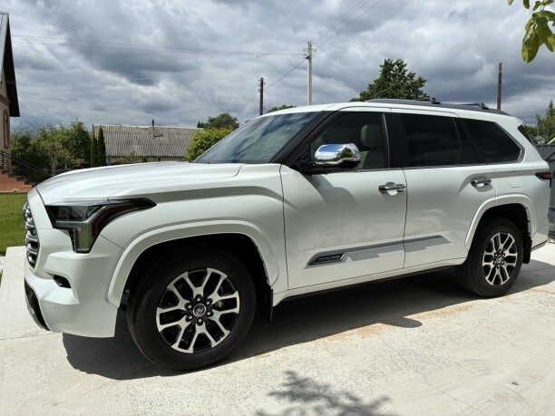 Toyota Sequoia 2024 — 5