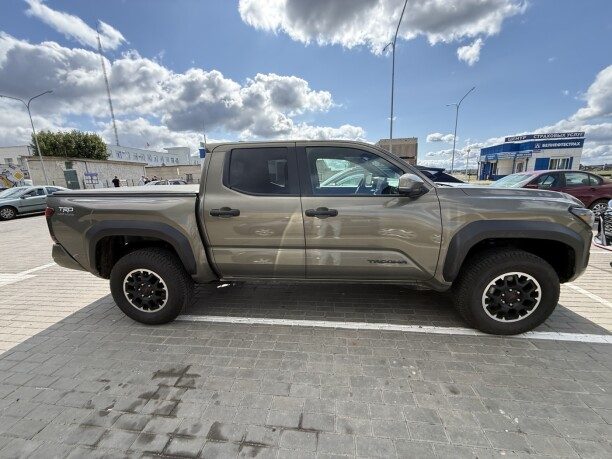 Toyota Tacoma 2025 — 5
