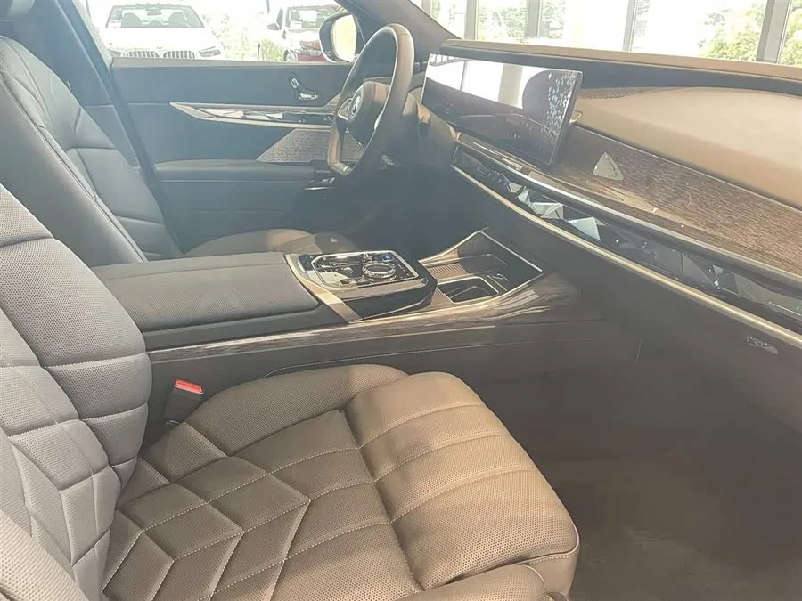 BMW i7 2023 xDrive60L Luxury Package 2024 — миниатюра 3