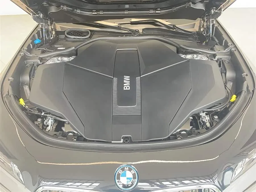 BMW i7 2023 xDrive60L Luxury Package 2024 — миниатюра 5