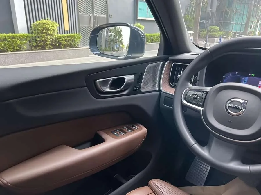 Volvo XC60 Plug-in Hybrid 2025 Plug-in Hybrid Long-range Four-wheel Drive Smart Luxury Edition 2024 — миниатюра 3