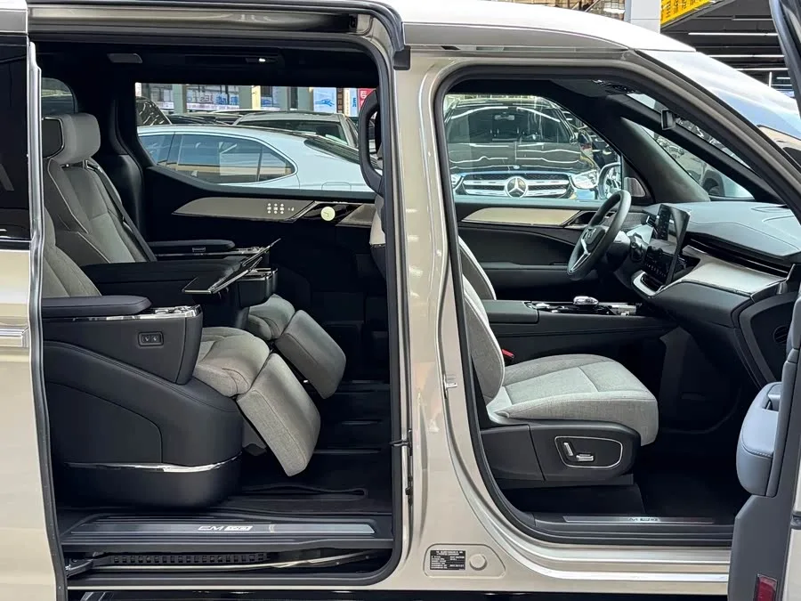 Volvo EM90 2025 Ultra six-seater 2024 — миниатюра 2