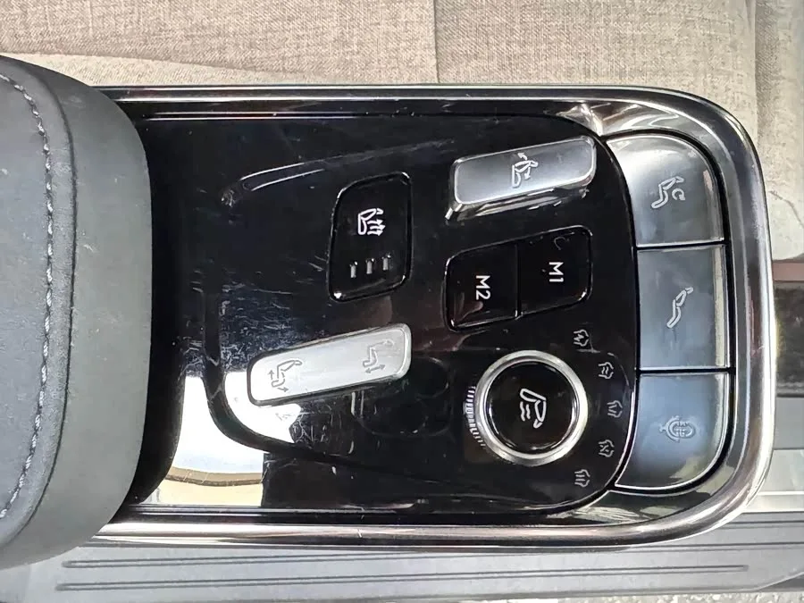 Volvo EM90 2025 Ultra six-seater 2024 — миниатюра 3
