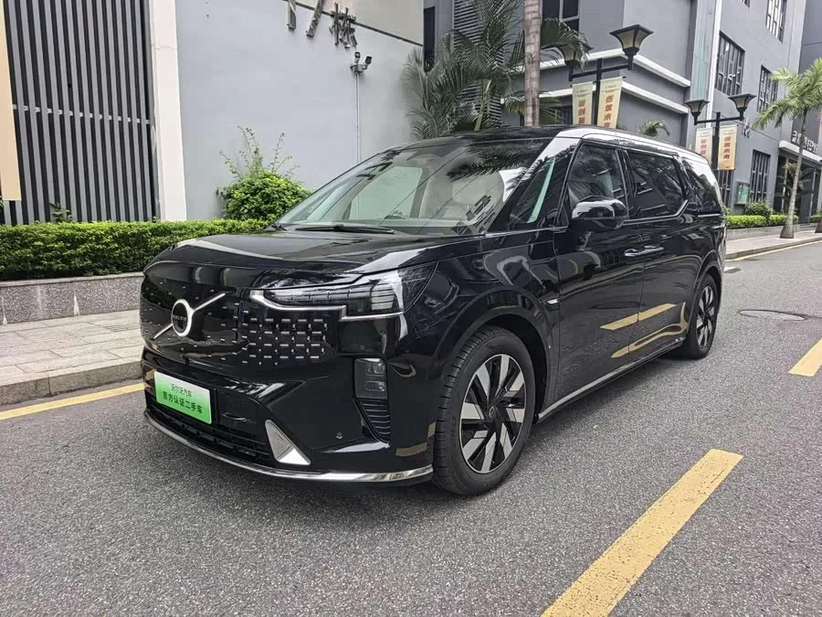 Volvo EM90 2024