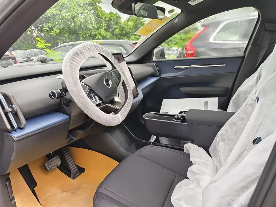 Volvo EX30 2025 rear-wheel drive long-range version Plus 2025 — миниатюра 2
