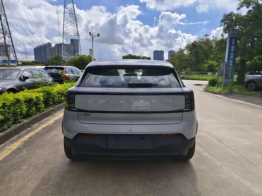 Volvo EX30 2025 rear-wheel drive long-range version Plus 2025 — миниатюра 3