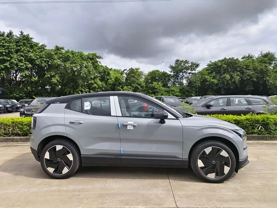 Volvo EX30 2025 rear-wheel drive long-range version Plus 2025 — миниатюра 4