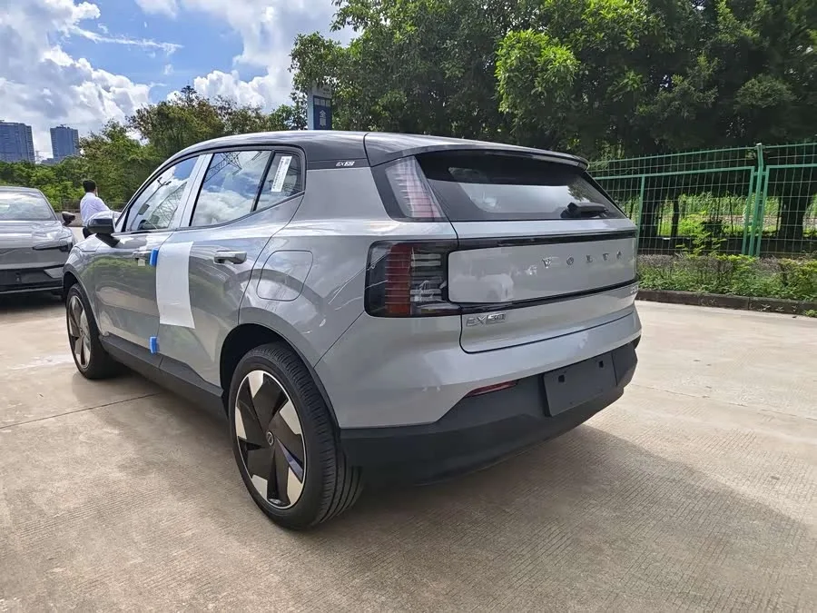 Volvo EX30 2025 rear-wheel drive long-range version Plus 2025 — миниатюра 5