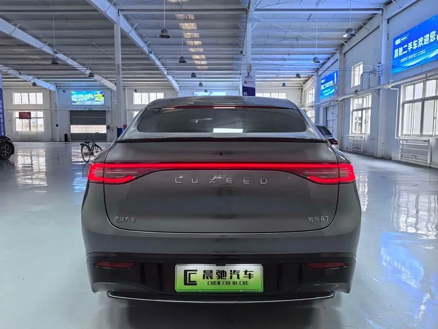 Smart world R7 Zhijie R7 2025 model with extended range of 331km Ultra 2025 — миниатюра 2