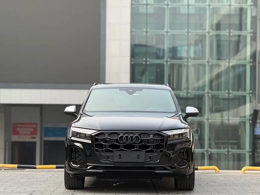 Audi SQ7 2024 4.0 TFSI Dark Knight Edition 2025 — миниатюра 2
