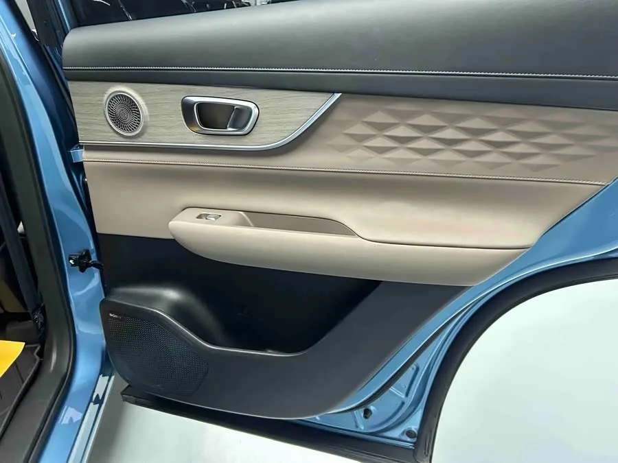 Chery Tiggo 8 PLUS C-DM Tiggo 8 PLUS C-DM 2025 1.5T 116km Premium 5-seater 2024 — миниатюра 3