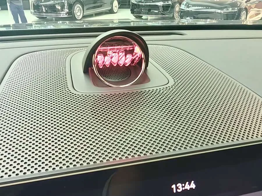 AITO M8 M8 2025 Extended Range Ultra Edition 53.4kWh 6-seater Edition 2025 — миниатюра 3