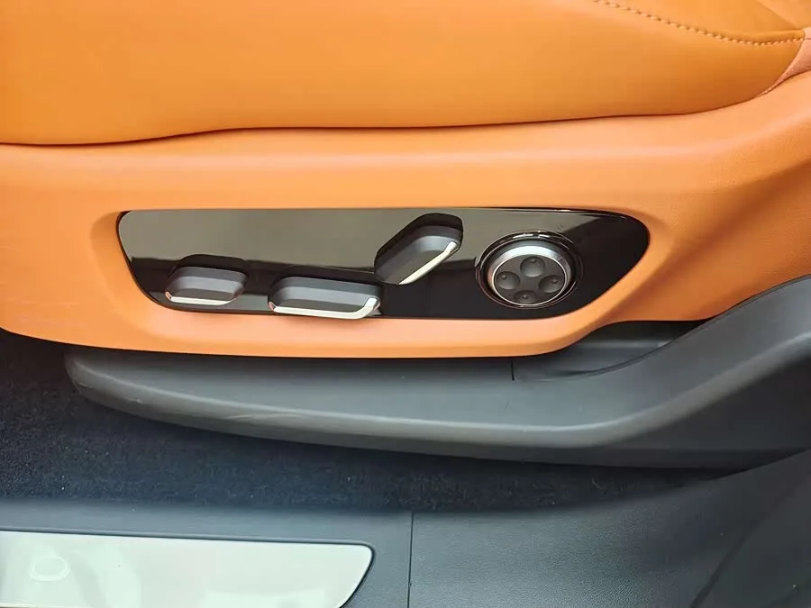 AITO M8 M8 2025 Extended Range Ultra Edition 53.4kWh 6-seater Edition 2025 — миниатюра 4