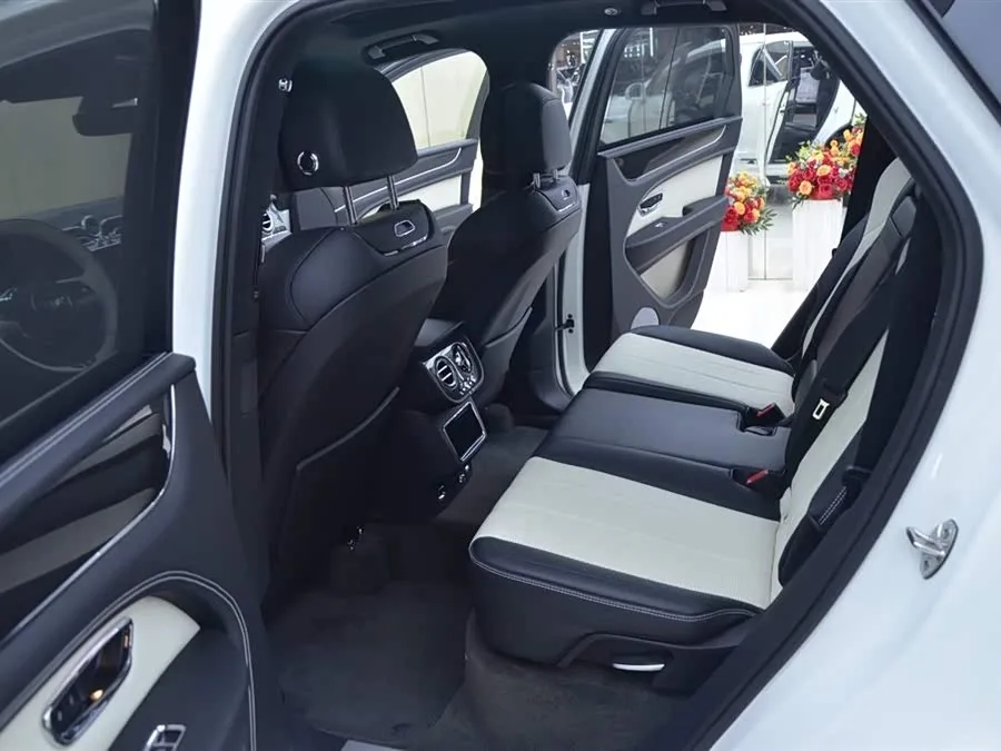 Bentley Bentayga plug-in hybrid Bentayga plug-in hybrid 2024 3.0T PHEV 2024 — миниатюра 2