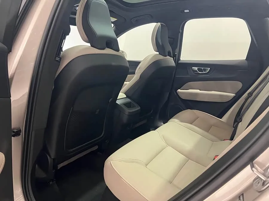 Volvo XC60 2026 B5 4WD Zhiyuan Luxury Edition 2025 — миниатюра 5