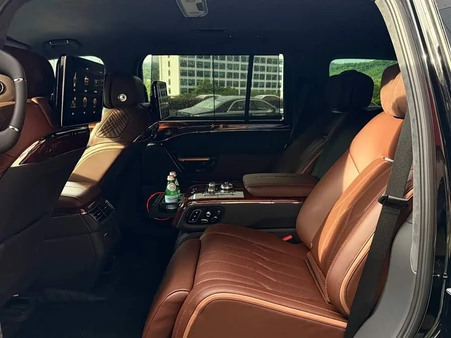 Hongqi Golden Sunflower National Glory Hongqi Golden Sunflower National Glory 2022 4.0T Deluxe Flagship Edition 4-seater 2024 — миниатюра 3