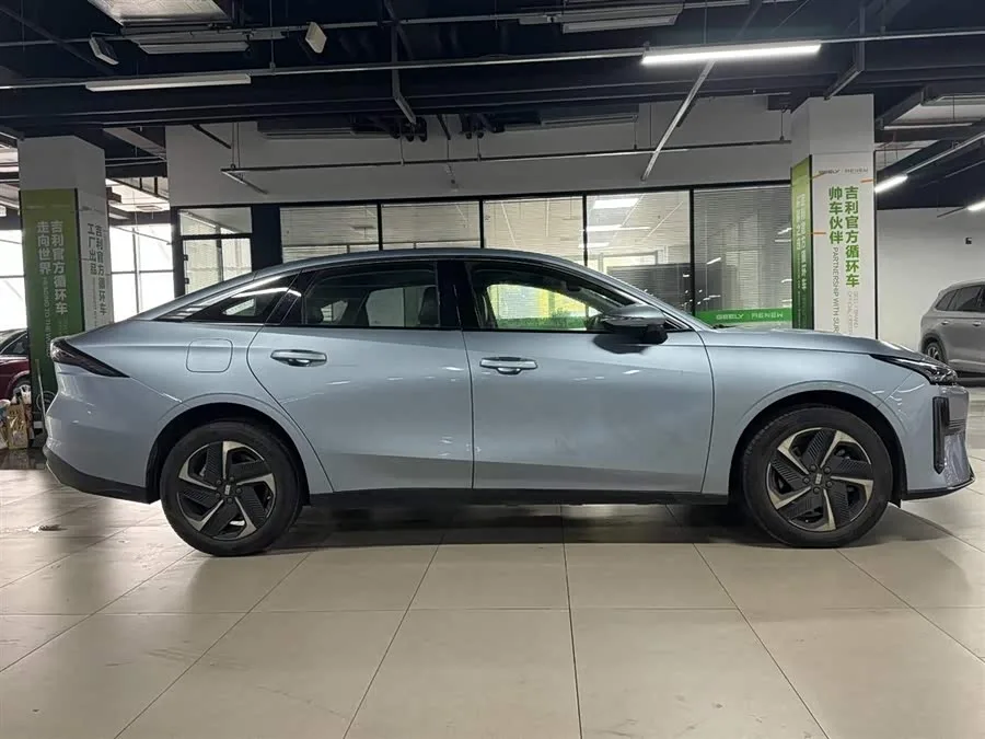 Geely Galaxy L6 Galaxy L6 2025 EM-i 140km Starship Edition 2025 — миниатюра 2