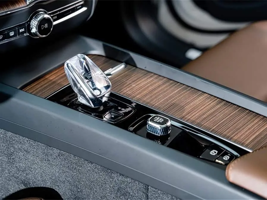 Volvo XC60 Plug-in Hybrid 2023 T8 Plug-in Hybrid Long-Range 4WD Zhiyuan Luxury Enjoyment Edition 2024 — миниатюра 4