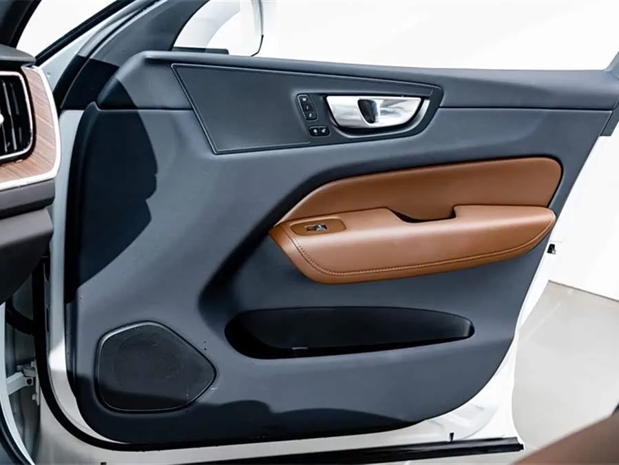 Volvo XC60 Plug-in Hybrid 2023 T8 Plug-in Hybrid Long-Range 4WD Zhiyuan Luxury Enjoyment Edition 2024 — миниатюра 5
