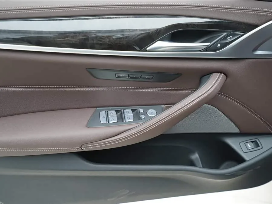 BMW 5 Series BMW 5 Series 2022 facelift 525Li M sports package 2023 — миниатюра 2