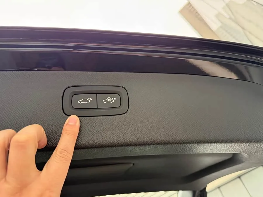 Volvo XC90 Plug-in Hybrid 2025 T8 Zhizun Luxury Edition 7-seater 2024 — миниатюра 5