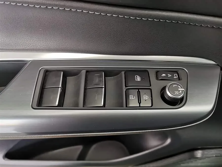 Toyota Venza Venza 2022 2.0L CVT 2WD Luxury Edition 2022 — миниатюра 3