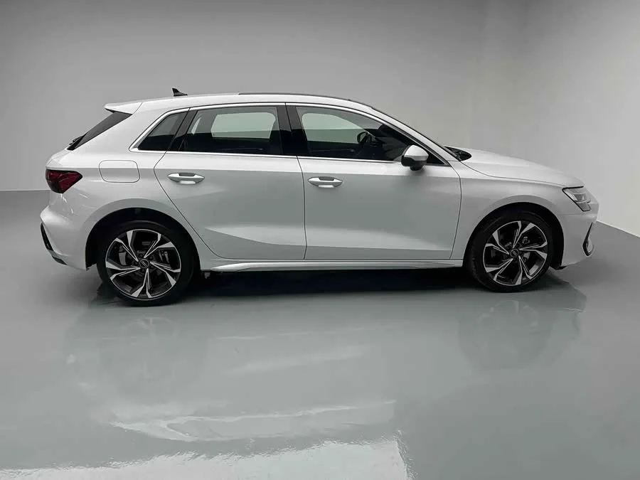 Audi A3 2025 Sportback 35TFSI Flying Spur Premium Edition 2025 — миниатюра 4