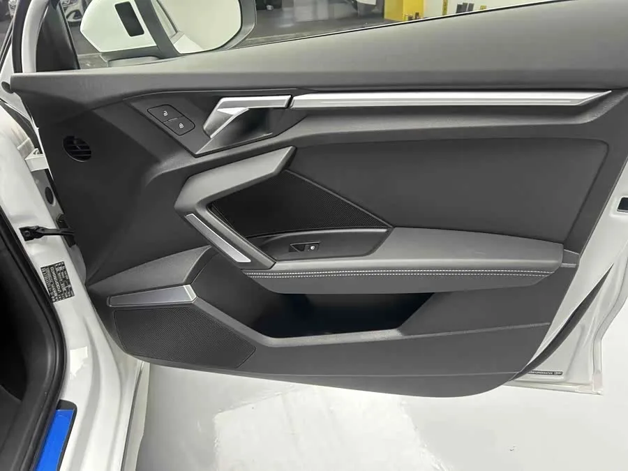 Audi A3 2025 Sportback 35TFSI Flying Spur Premium Edition 2025 — миниатюра 5