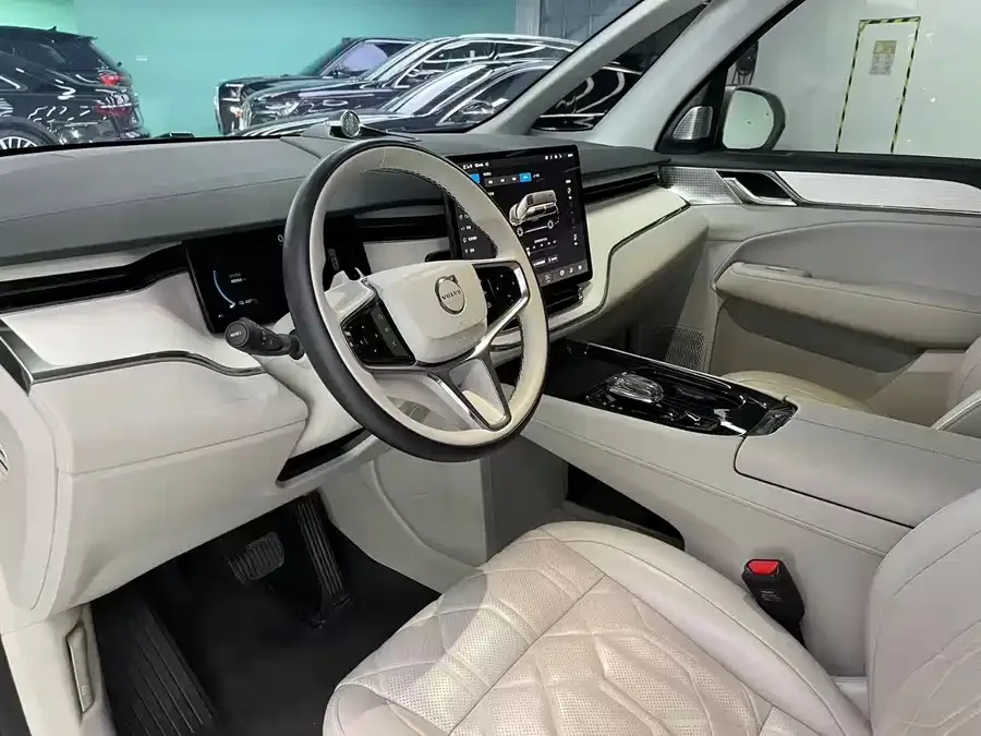 Volvo EM90 2025 Ultra six-seater 2024 — миниатюра 4