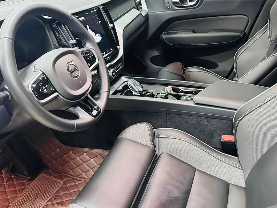 Volvo XC60 Plug-in Hybrid 2025 Plug-in Hybrid Long-Range Four-Wheel Drive Zhiyuan Polar Night Black Edition 2025 — миниатюра 3