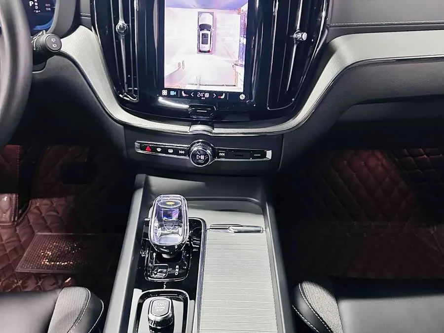 Volvo XC60 Plug-in Hybrid 2025 Plug-in Hybrid Long-Range Four-Wheel Drive Zhiyuan Polar Night Black Edition 2025 — миниатюра 4