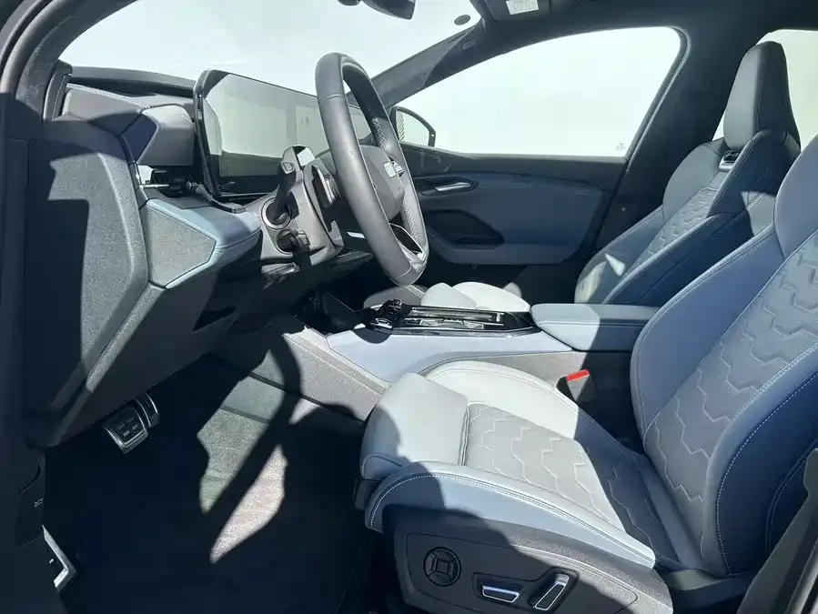 Audi Q6L e-tron 2026 First Launch Pilot Edition 2025 — миниатюра 2