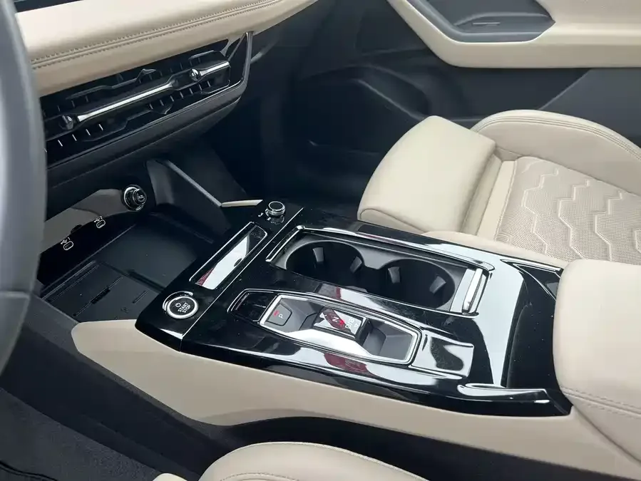 Audi Q6L e-tron 2026 First Launch Pilot Edition 2025 — миниатюра 3