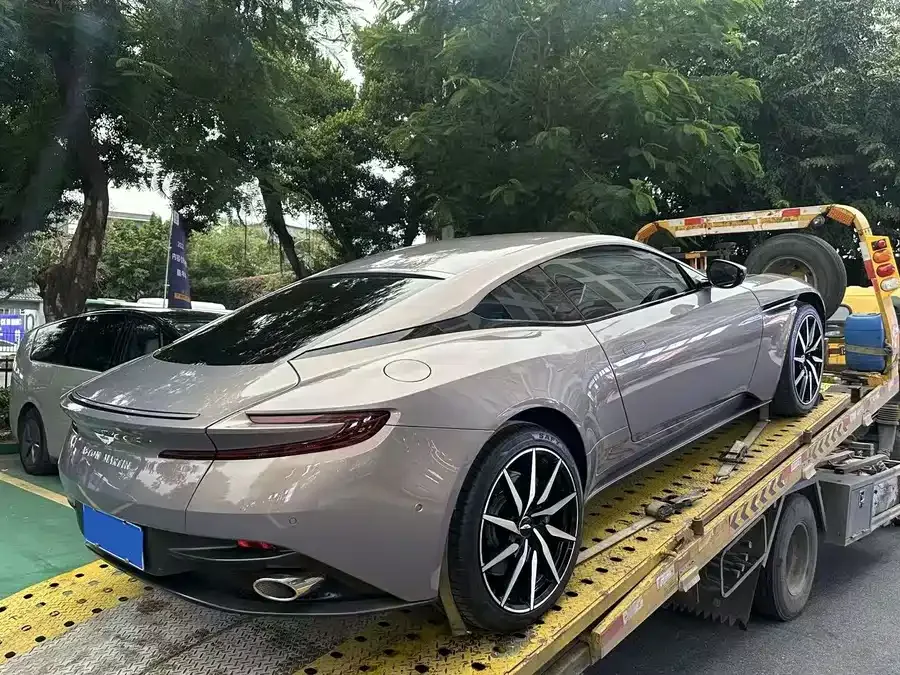 Aston Martin DB11 2022 4.0T V8 Coupe 2022 — миниатюра 3