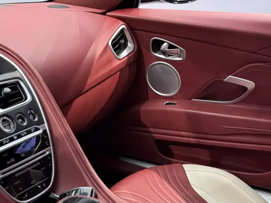 Aston Martin DB11 2022 4.0T V8 Coupe 2022 — миниатюра 5
