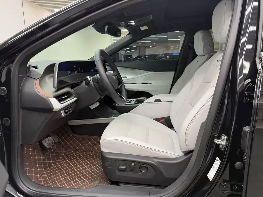 Cadillac GT4 2023 25T Luxury Edition 2025 — миниатюра 4