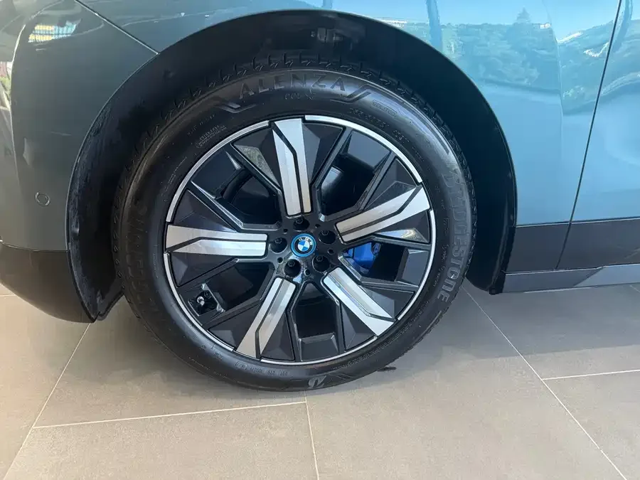 BMW iX 2023 facelift xDrive40 2024 — миниатюра 3
