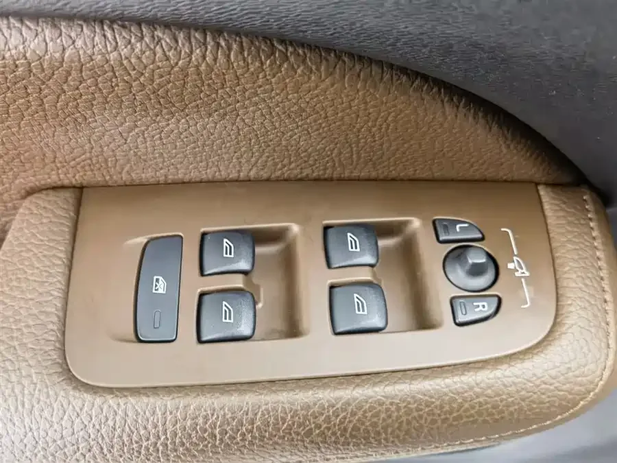 Volvo S60 plug-in hybrid Volvo S60 Plug-in Hybrid 2022 T8 E-Drive Hybrid 4WD Zhiyi Luxury Edition 2022 — миниатюра 3