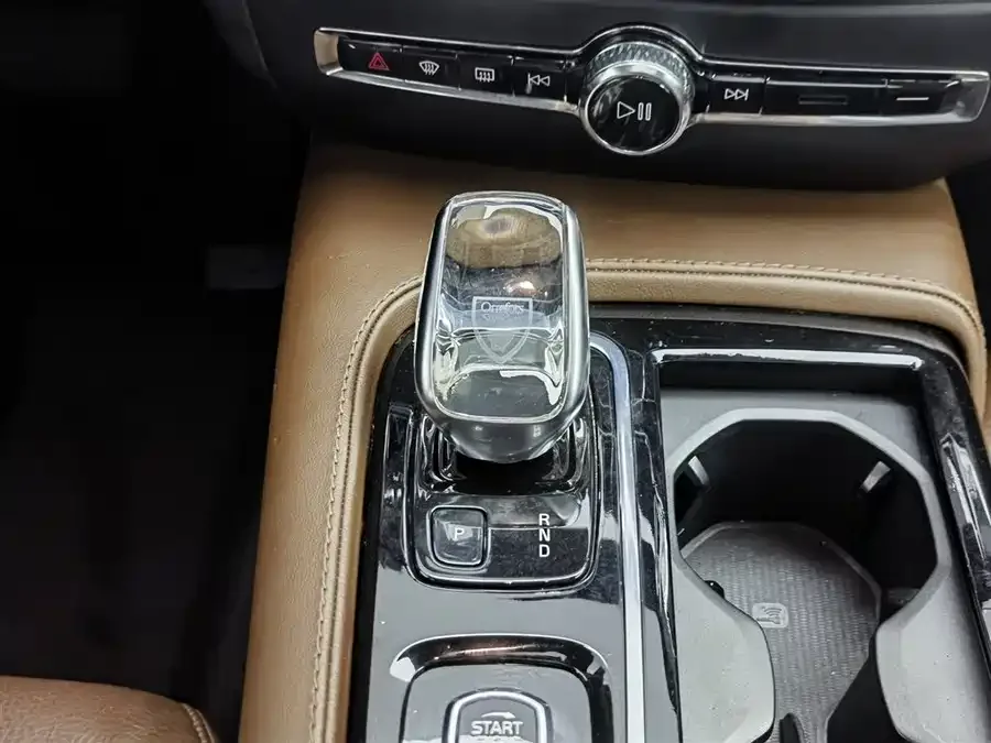 Volvo S60 plug-in hybrid Volvo S60 Plug-in Hybrid 2022 T8 E-Drive Hybrid 4WD Zhiyi Luxury Edition 2022 — миниатюра 4