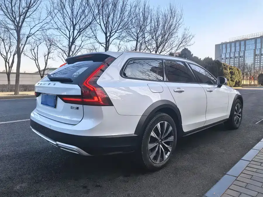 Volvo V90 2023 Cross Country B5 AWD Zhiyuan Edition 2023 — миниатюра 2