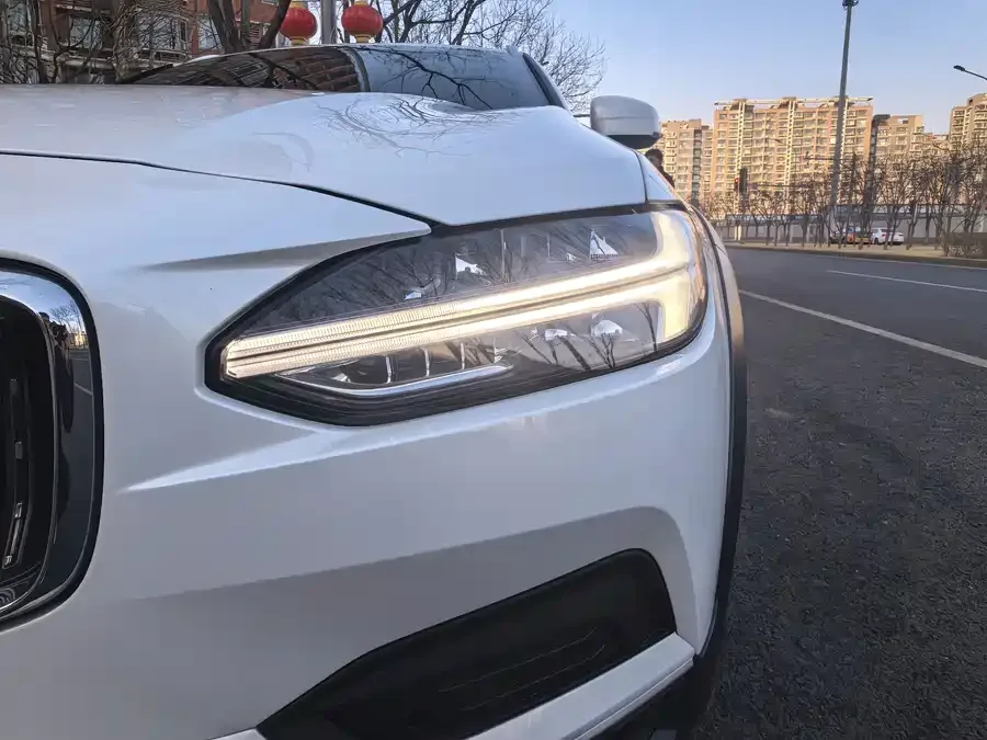 Volvo V90 2023 Cross Country B5 AWD Zhiyuan Edition 2023 — миниатюра 3